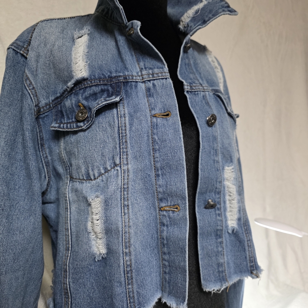 100% Cotton Love Tree Denim Jacket Size Medium Distressed Light Blue Button Up. - Picture 2 of 9